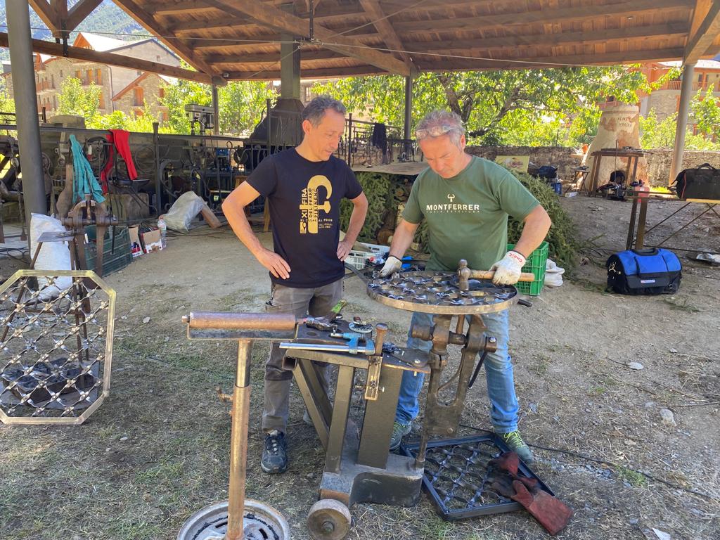 Modelant una peça, sota la mirada de Xavi Llor, president de l'Associació Boscos de Ferro