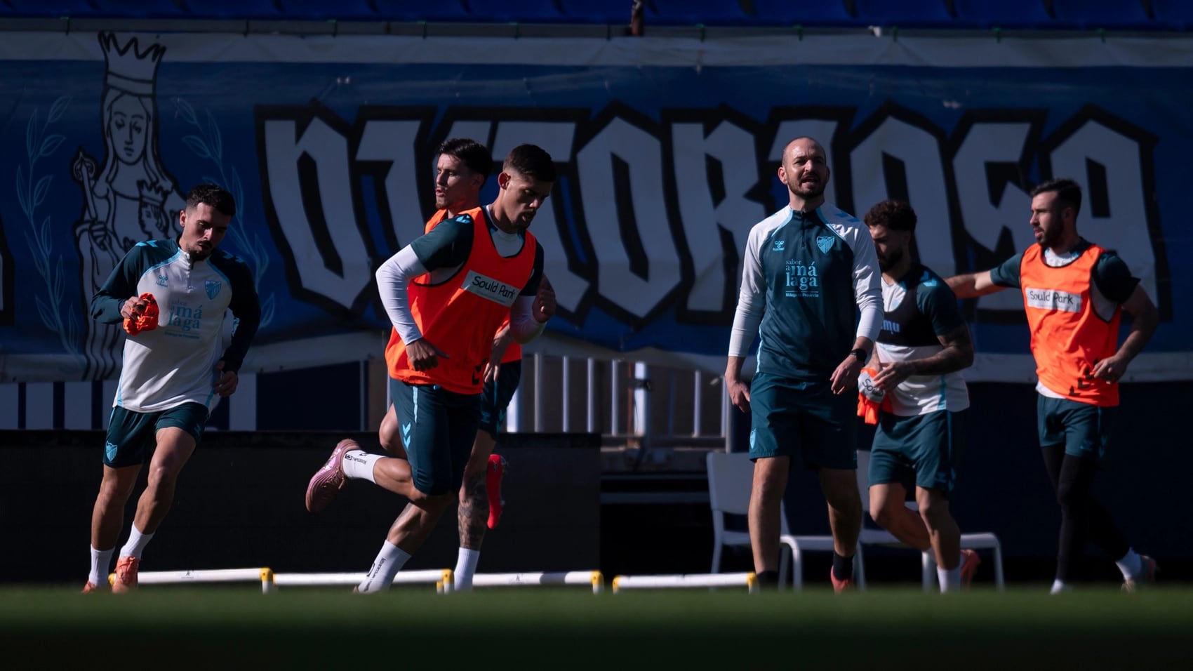 Un grupo de jugadores del Málaga se ejercitan en el césped