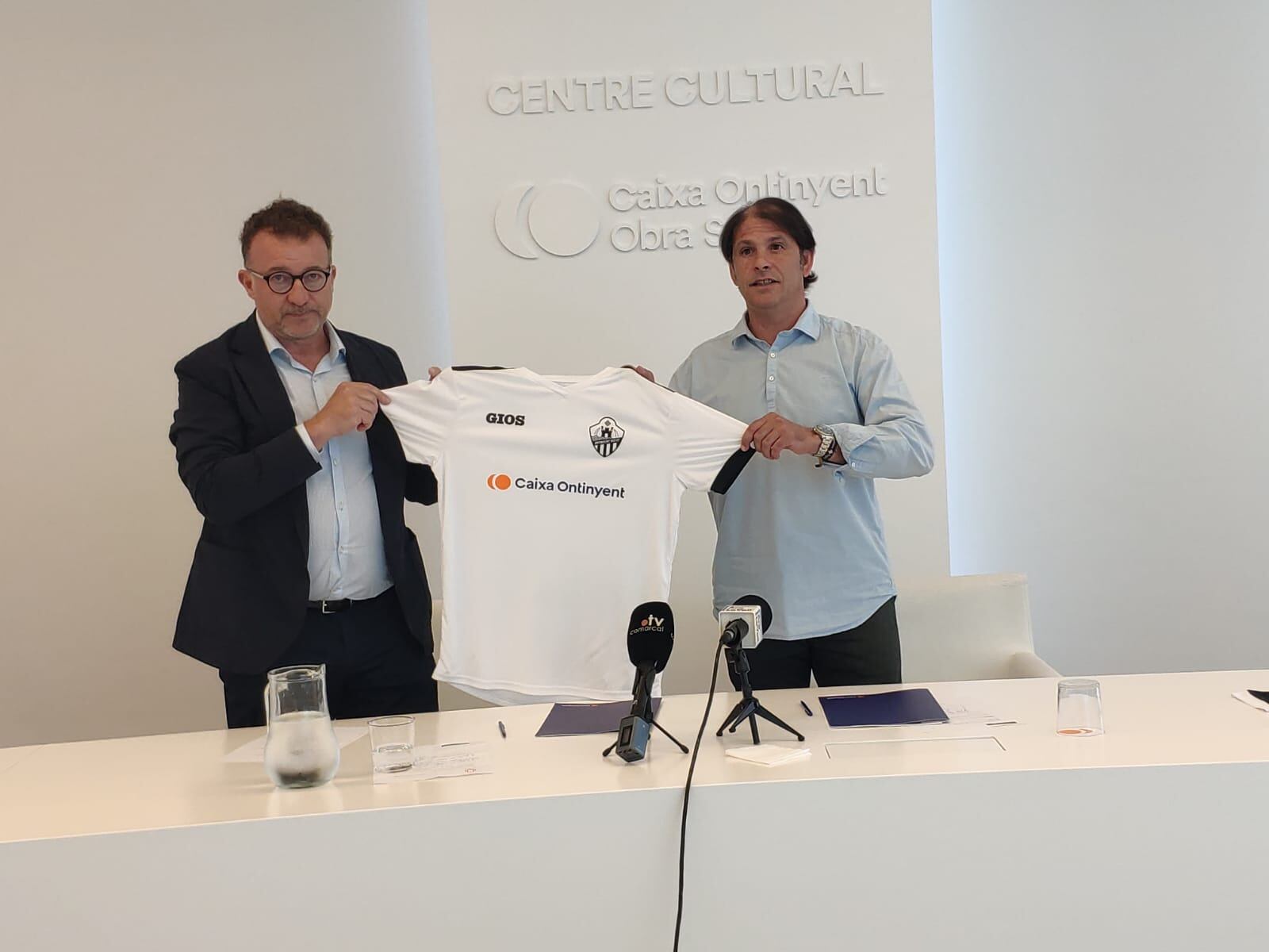 José Pla i Miguel Ángel Mullor després de signar el conveni