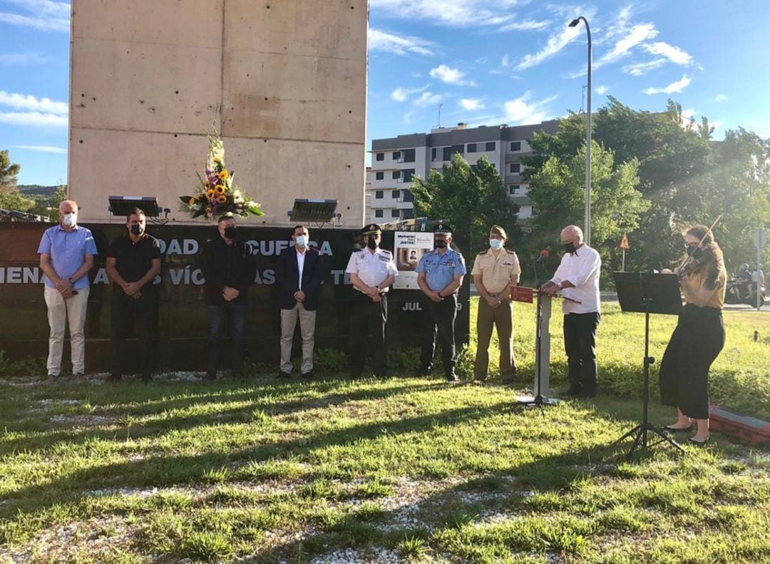 El homenaje se ha realizado en el monumento a las víctimas, en la Ronda Oeste