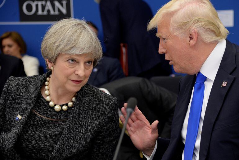 Theresa May y Donald Trump conversan durante la reunión de la OTAN