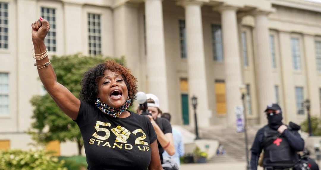 Una mujer protesta después de la decisión de la fiscalía de Kentucky (EE. UU.) de no acusar de asesinato a los policías que mataron a Breonna Taylor el pasado marzo.