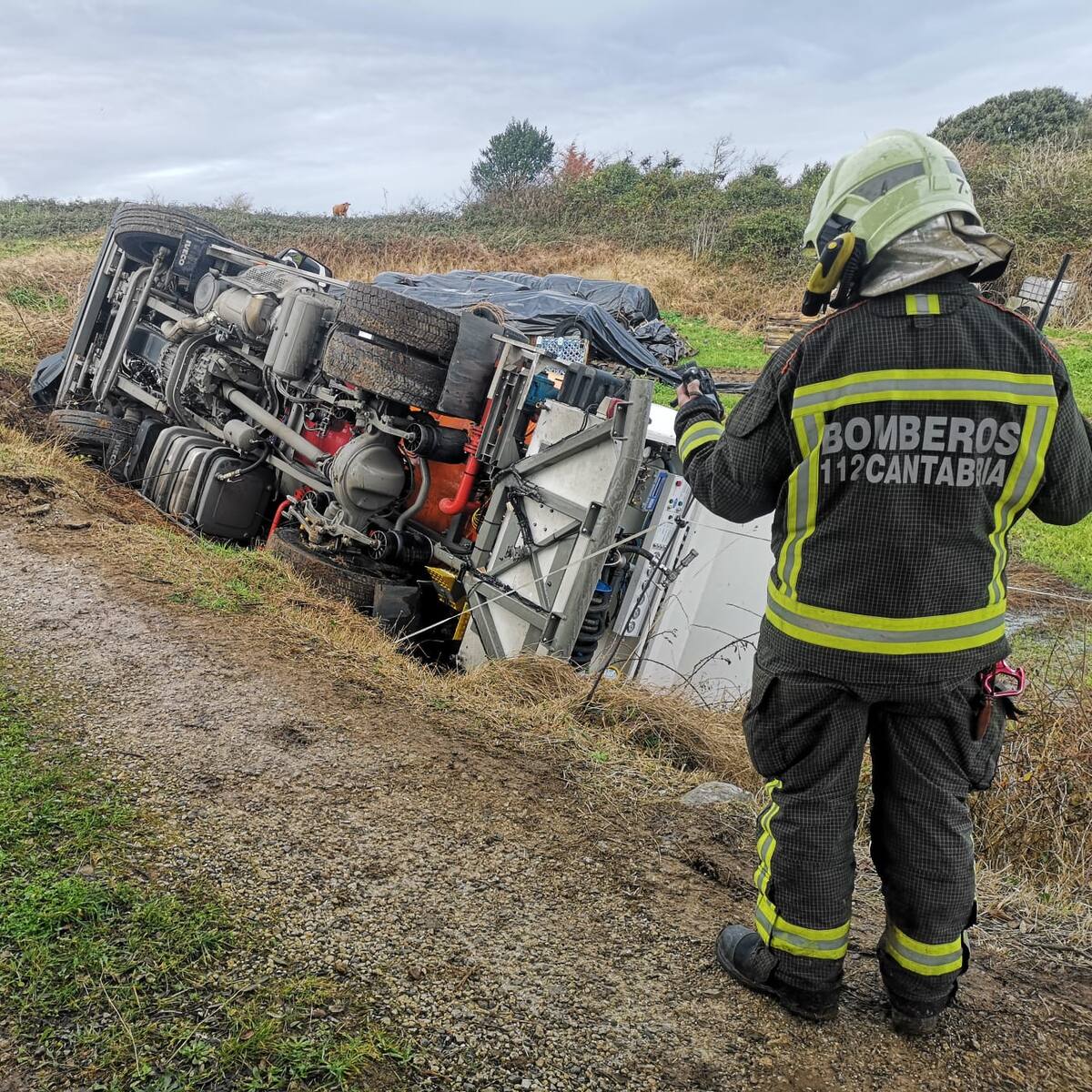 Vuelca un camión cisterna con 3500 litros de gas propano en Ruiloba