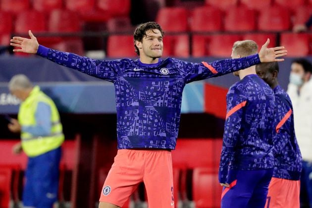 Marcos Alonso en una sesión de calentamiento con el Chelsea FC