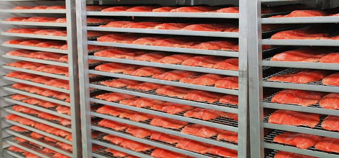 El paso definitivo del ahumado es la mezcla de sal y azúcar (en una proporción del 90/10%) que hace que el salmón se conserve y que tenga ese sabor tan característico