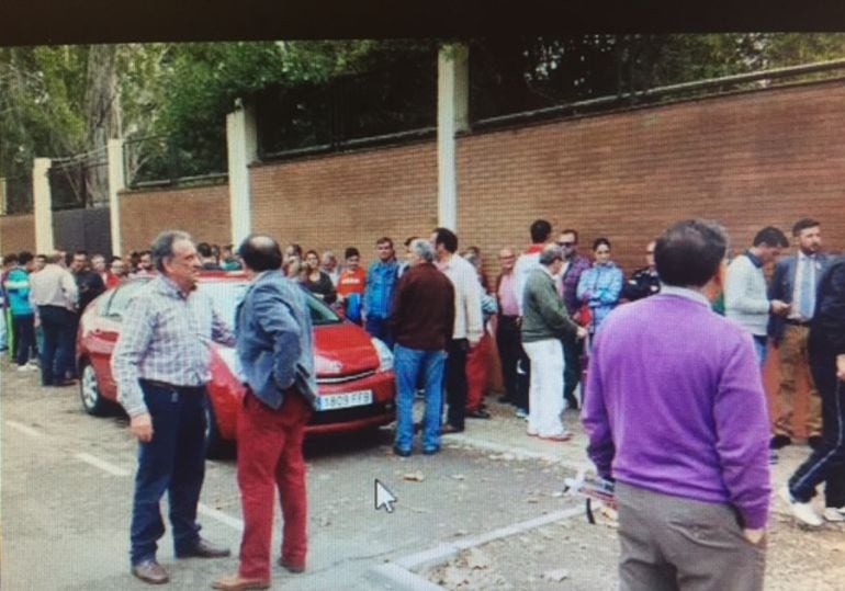 Aficionados hacen cola en el Romero Cuerda para sacar sus entradas