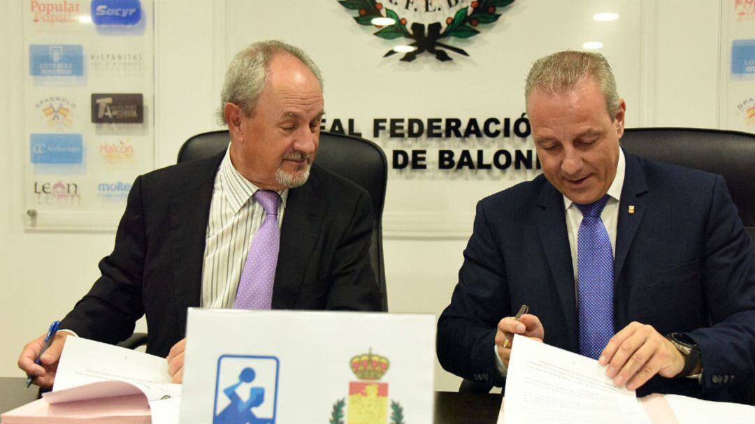 Adolfo Aragonés, presidente de Asobal, y Francisco Blázquez, presidente de la Federación Española de Balonmano