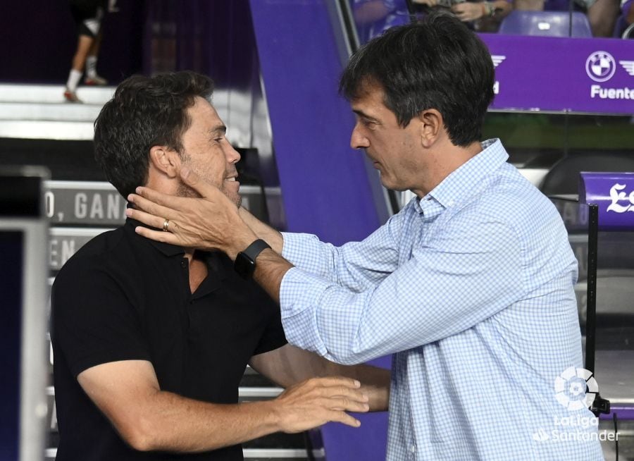 Rubi y Pacheta se saludan antes del Real Valladolid 1 Almería 0.