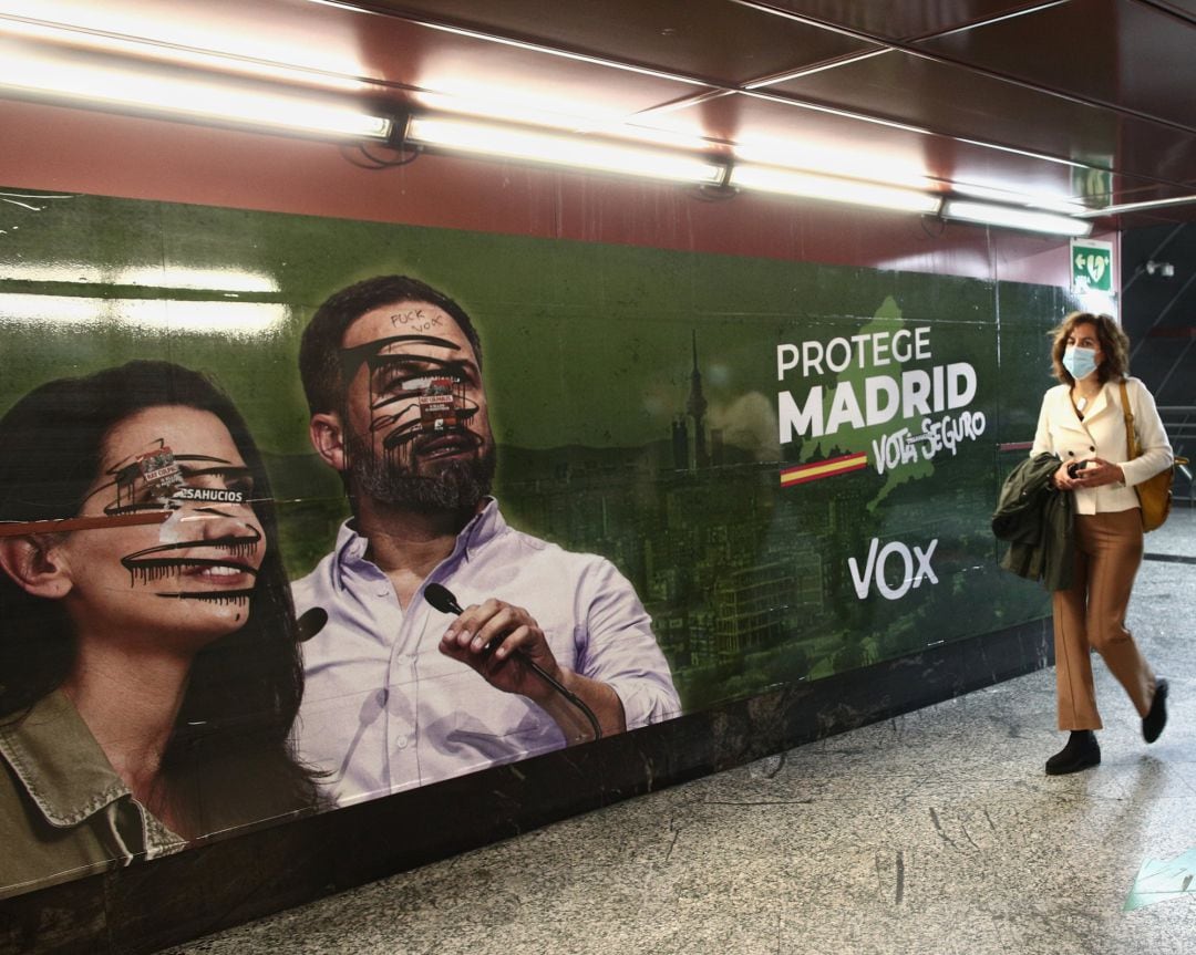 Pintan un cartel de Vox en la estación de Sol