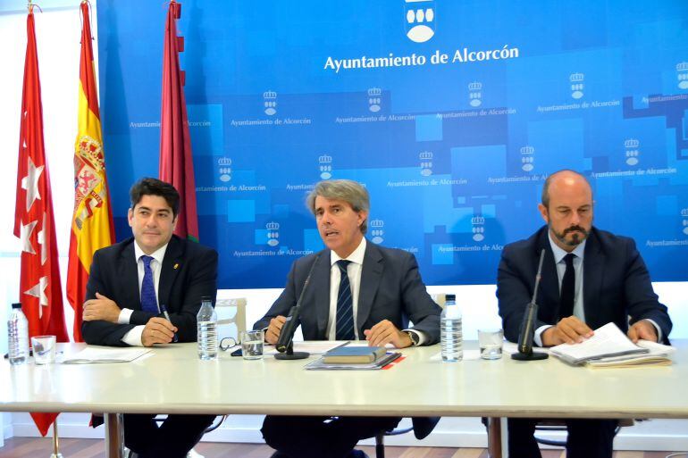 El alcalde de Alcorcón, David Pérez; el Presidente de la Comunidad de Madrid, Ángel Garrido y el Vicepresidente de la Comunidad, Pedro Rollán