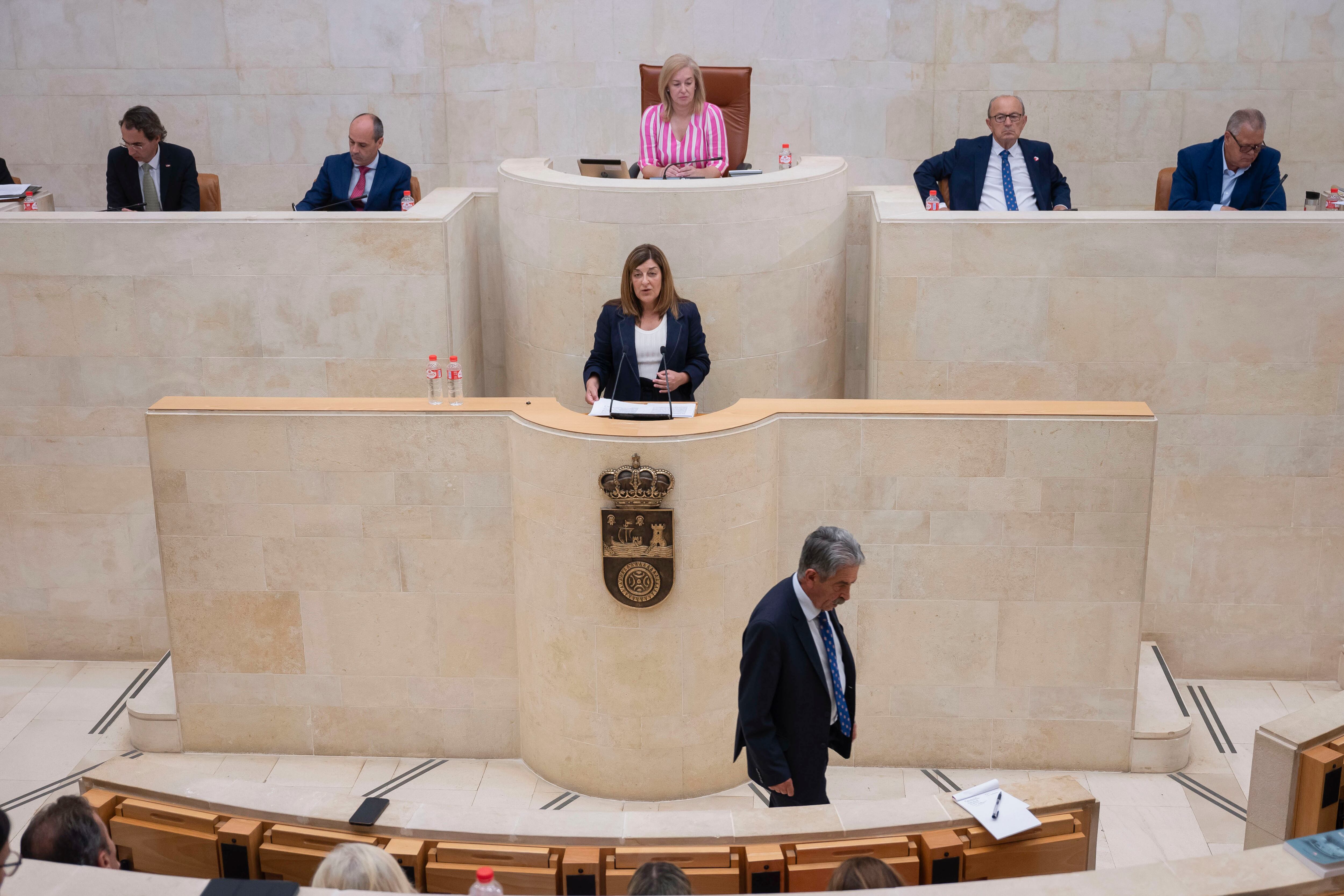 María José Sáenz de Buruaga, durante la celebración del primer pleno para la investidura de la candidata popular como primera presidenta autonómica, este jueves en Santander. EFE/Pedro Puente Hoyos