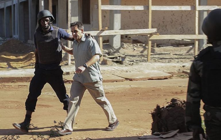 Un rehén es escoltado por personal militar de Mali a su salida del hotel de lujo Radisson Blu en Bamako.