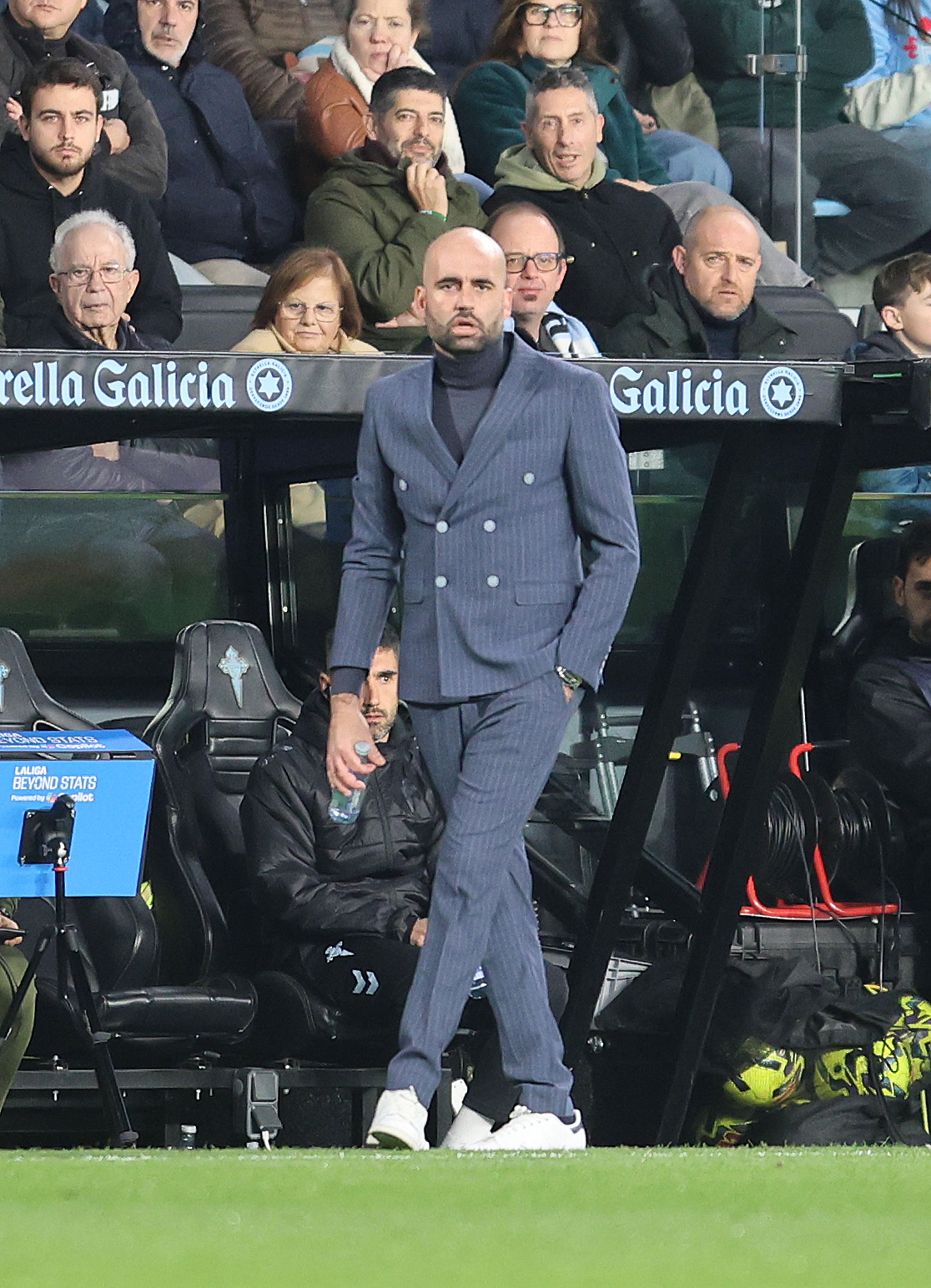 VIGO (PONTEVEDRA), 30/11/2025.- El técnico del Celta, Claudio Giráldez, durante el partido de LaLiga entre RC Celta de Vigo y RCD Espanyol celebrado este domingo en el Estadio de Balaídos, en Vigo. EFE/ Salvador Sas
