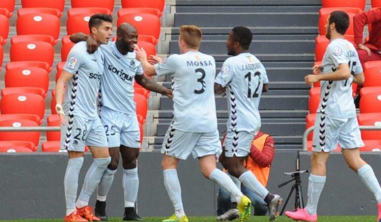 Els jugadors del Nàstic celebren un dels gols a San Mamés.