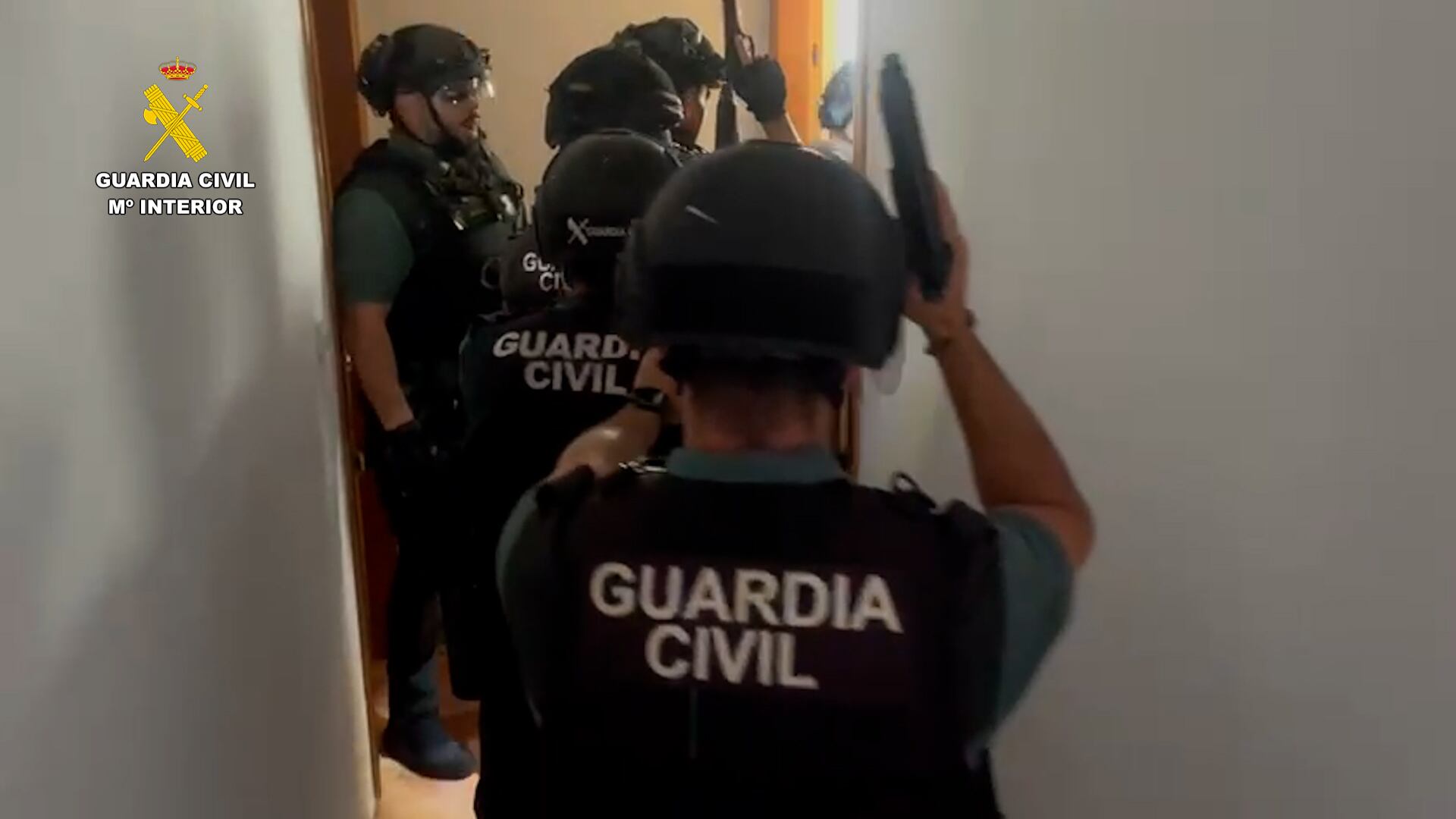 Registro de la Guardia Civil en la vivienda donde se alojaban los detenidos.
