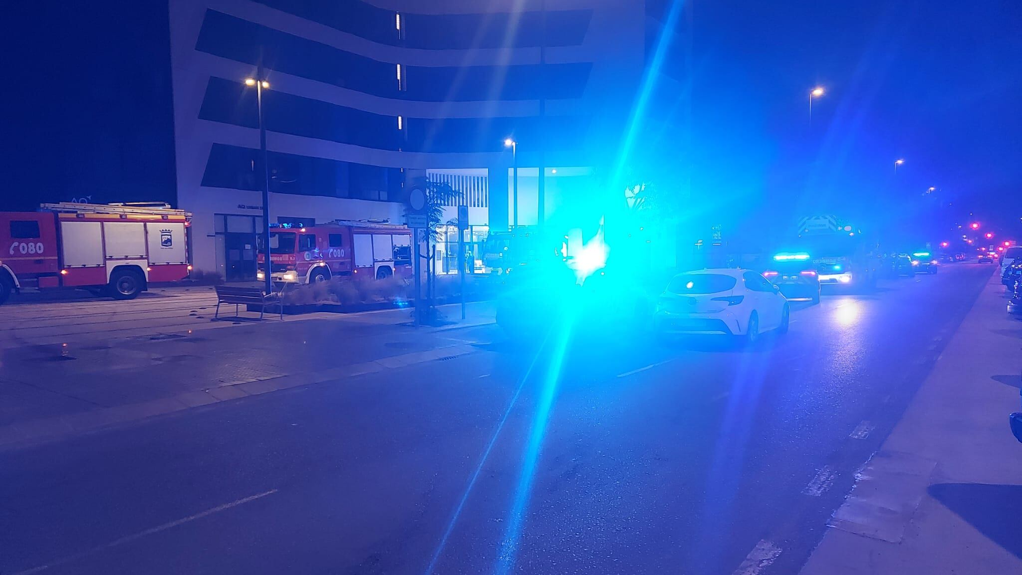 Bomberos y policías de Málaga en plena madrugada junto a las torres de Martiricos