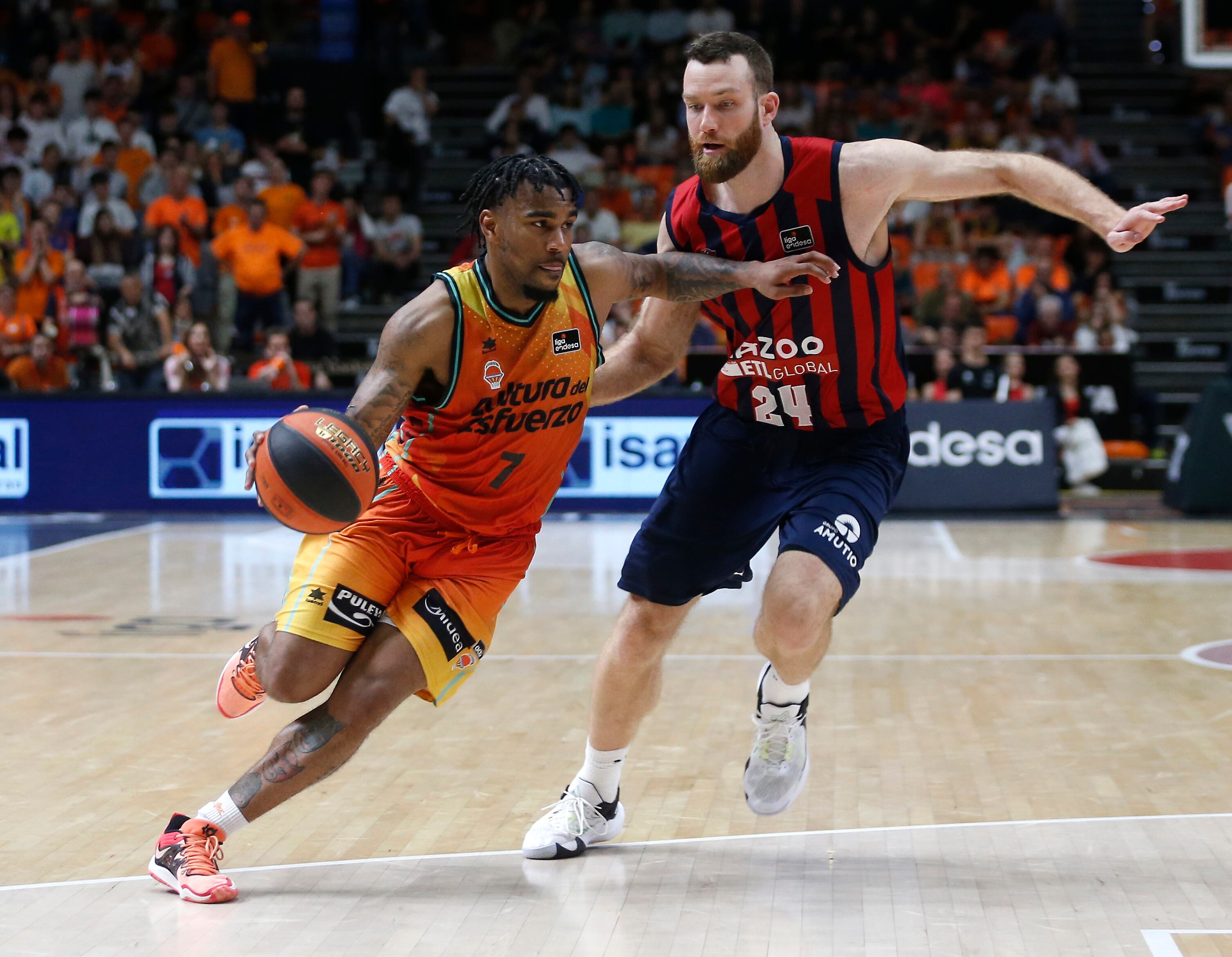 VALENCIA, 02/04/2023.- El base del Valencia Chris Jones (i) y Matt Costello, pívot del Cazoo Baskonia, durante el partido de Liga Endesa que disputan este domingo el Valencia Basket y el Cazoo Baskonia en el pabellón de la Fuente de San Luis. EFE/ Miguel Ángel Polo
