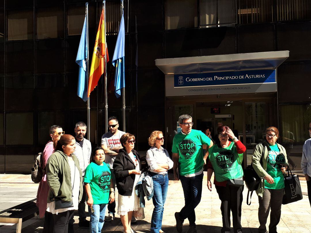 Belén Jiménez Vargas, junto a varios integrantes de la Plataforma de Desahucios de Oviedo, ante la Consejería de Derechos y Servicios Sociales