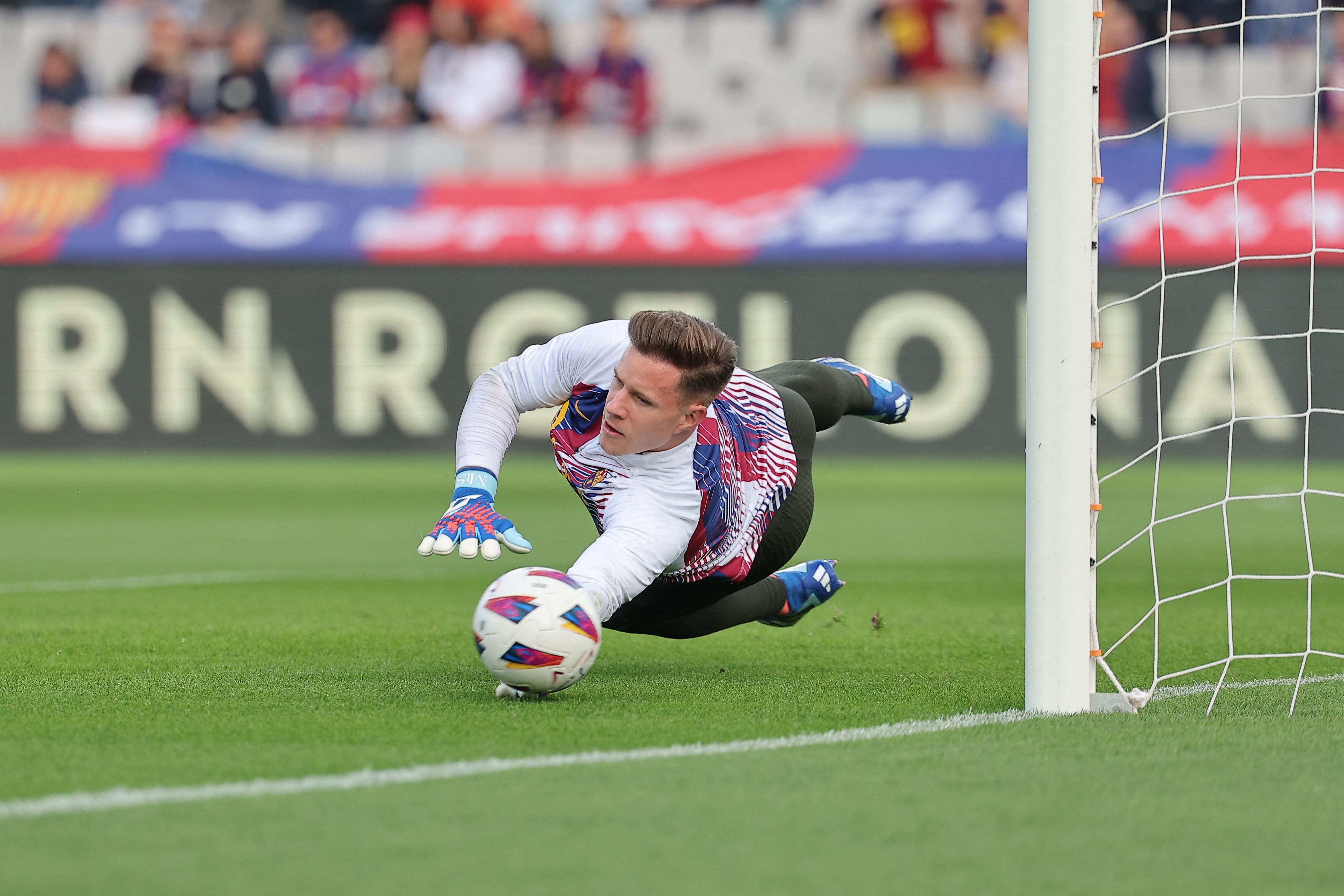 Ter Stegen, durante el calentamiento entre FC Barcelona y Deportivo Alavés de Liga. (Photo by LLUIS GENE / AFP) (Photo by LLUIS GENE/AFP via Getty Images)