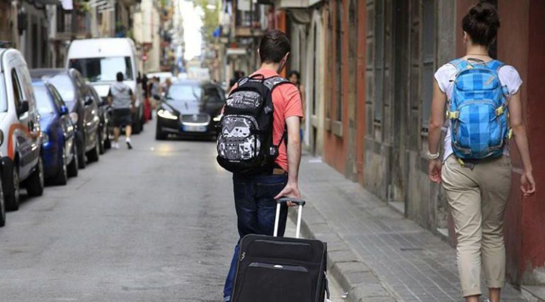 Dos turistas de camino a su alojamiento