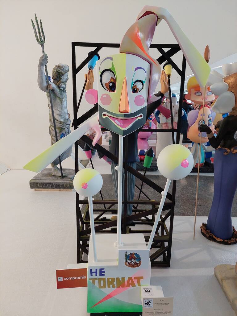 La Exposición del Ninot de las Fallas 2023 abre sus puertas con 750 figuras que rebosan diseño y sátira. Todas ellas quieren salvarse de las llamas gracias al voto popular.