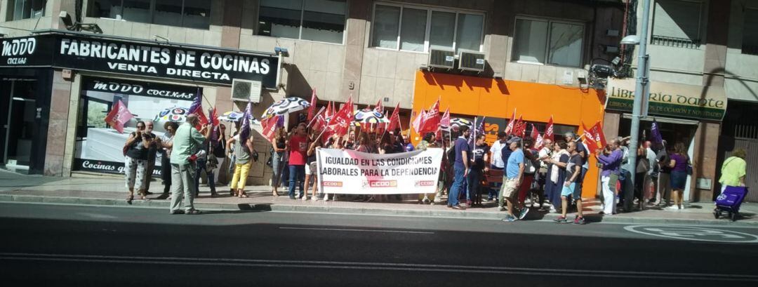 Concentracion de delegados sindicales ante la patronal AERTE