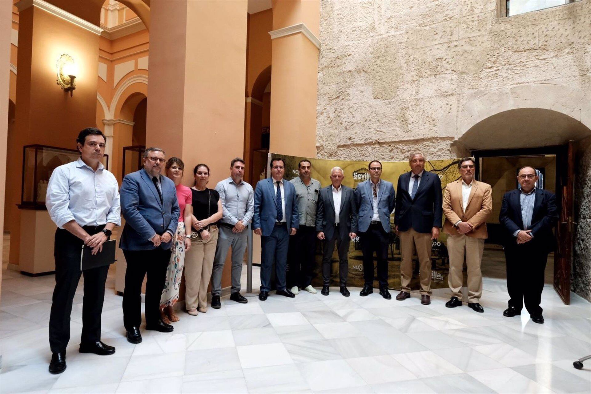 Reunión del delegado de movilidad del Ayuntamiento de Sevilla, Juan Carlos Cabrera, con diversos colectivos de la ciudad acerca del Plan Respira de movilidad para el Casco Antiguo y Triana.