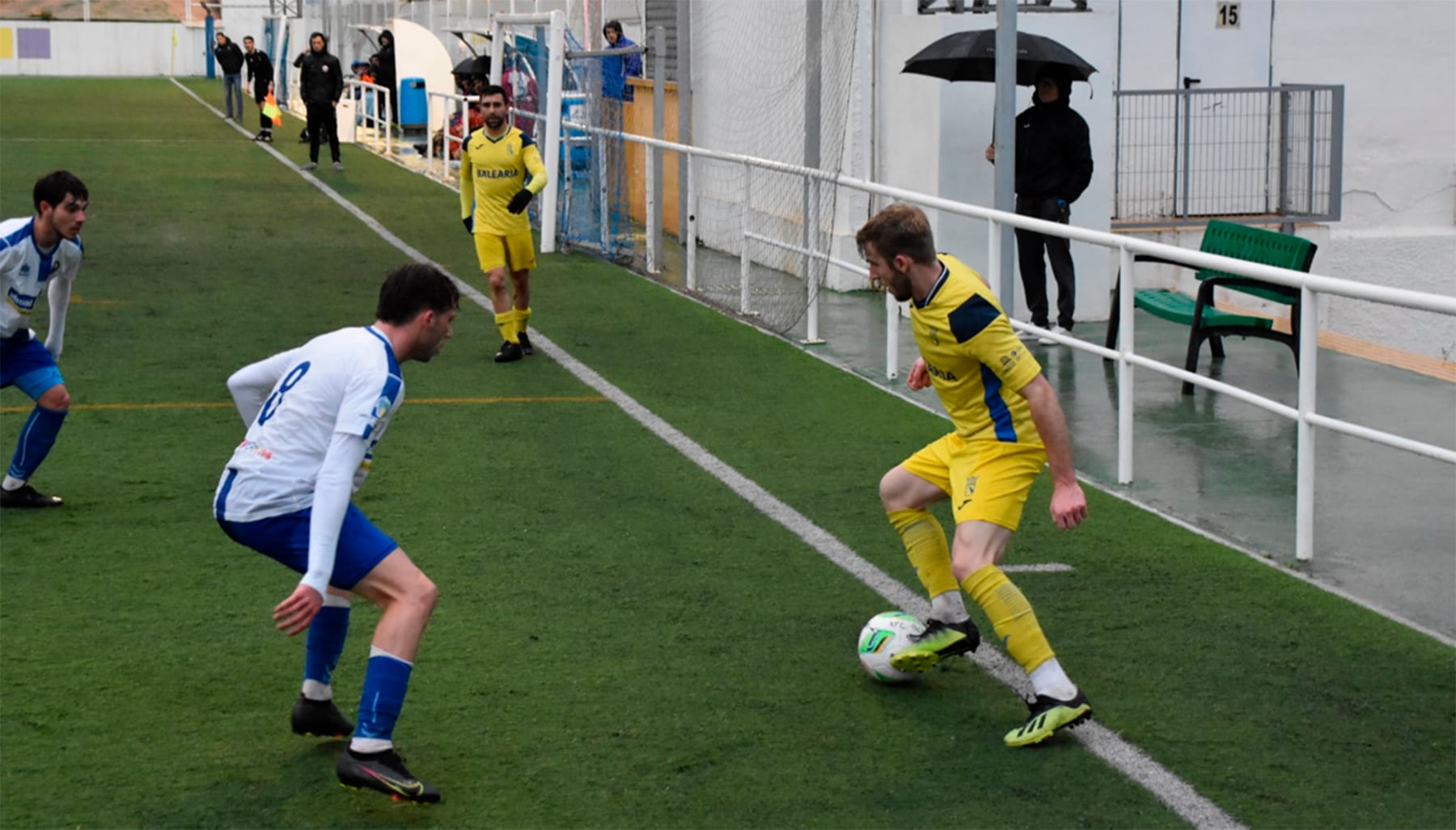 Renzo controlando el balón.