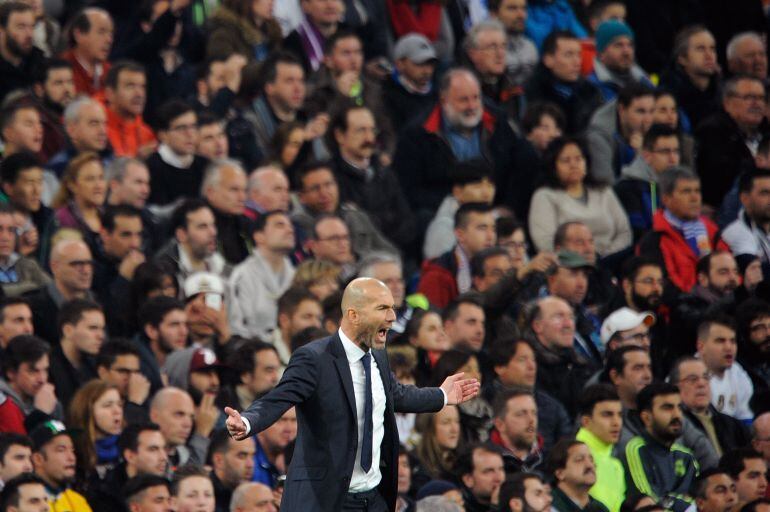 Zinedine Zidane dirige a sus jugadores desde el banquilllo.