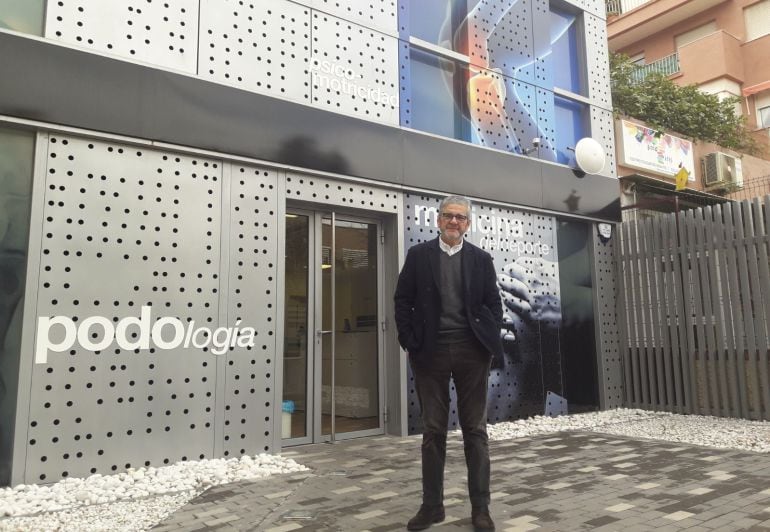 El doctor Mariano De Prado, a las puertas de Ripoll y De Prado Sport Clinic, en Murcia.