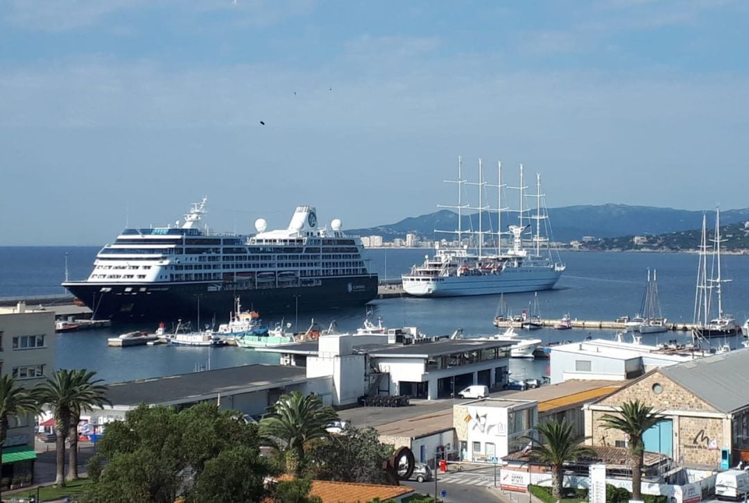 Un creuer al port de Palamós
