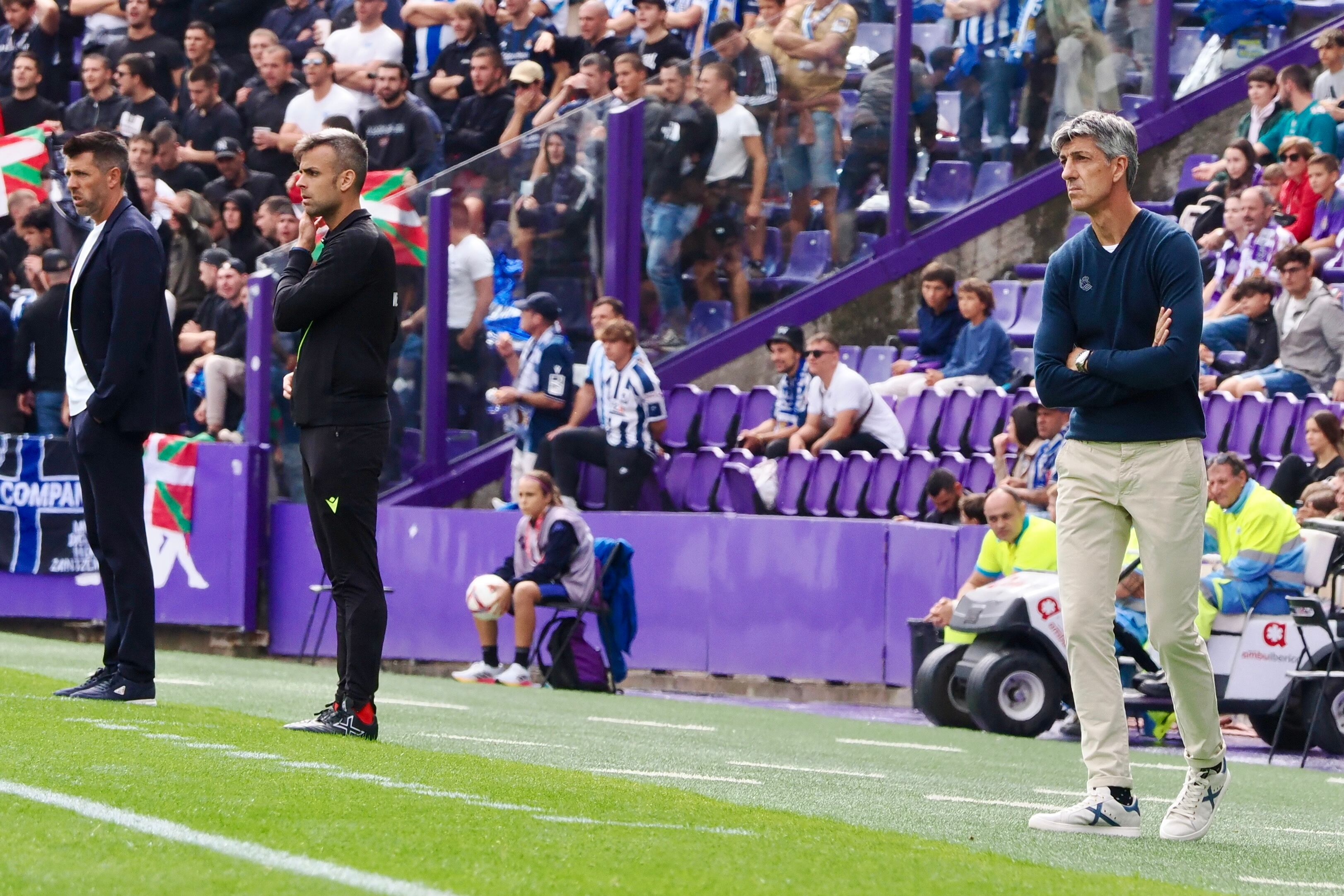 VALLADOLID, 21/09/2024.-El entrenador de la Real Sociedad Imanol Alguacil (i) y el entrenador del Real Valladolid Paulo Pezzolano (i), este sábado durante el partido de la jornada 6 de LaLiga en el estadio José Zorrillla en Valladolid.- EFE/R. García
