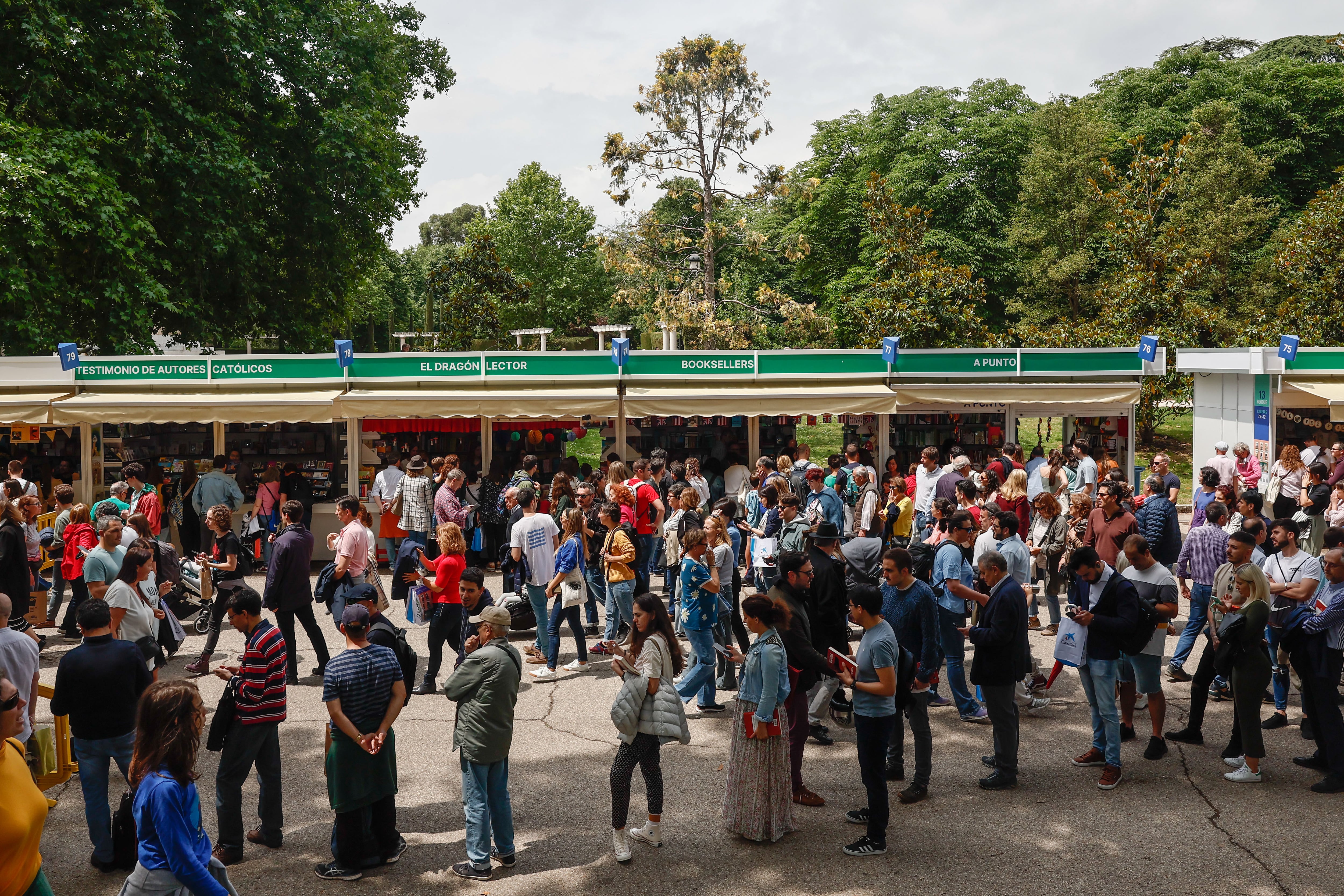 Feria del Libro de Madrid en una foto de archivo del año 2023. Este año las casetas serán 259 y volverán a distribuirse por el Parque del Retiro.