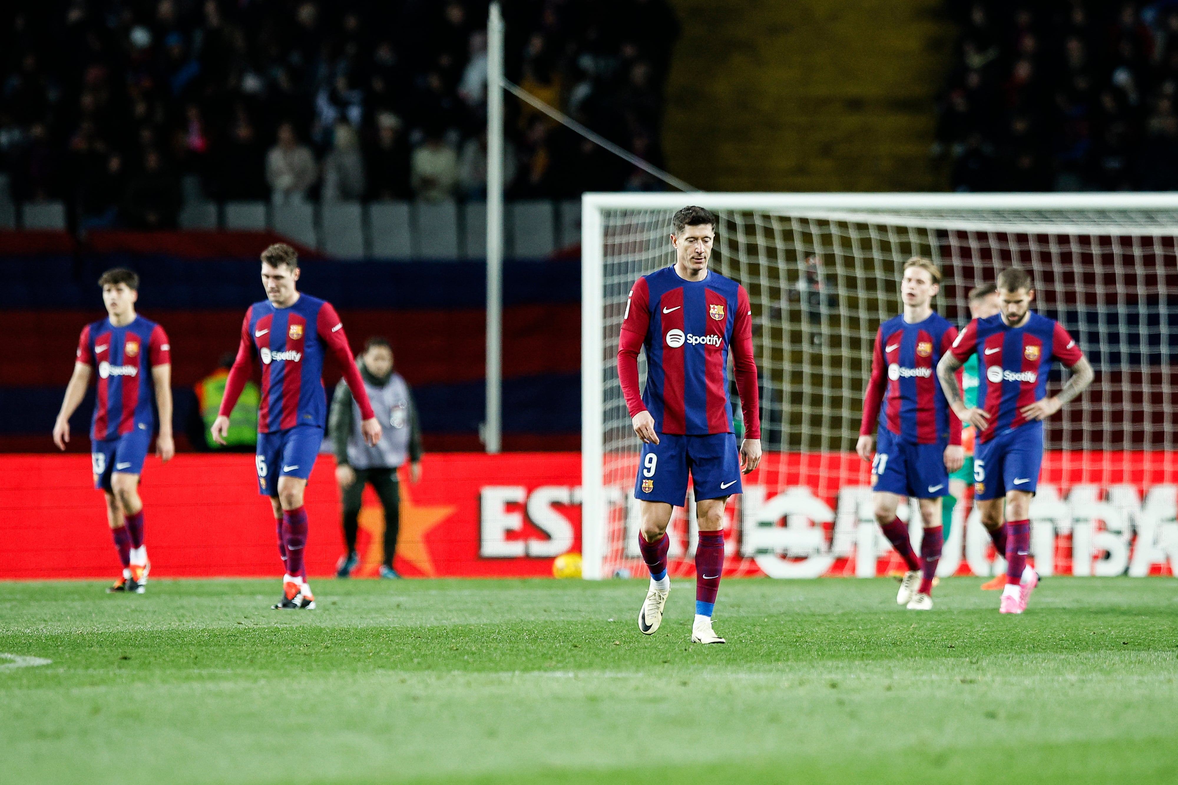 El Barça se lamenta de un gol recibido del Granada en Montjuic. (Photo by Gongora/NurPhoto via Getty Images)