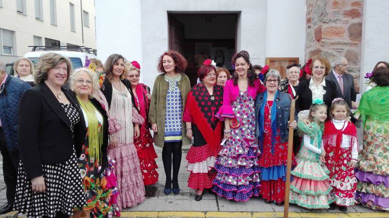La alcaldesa y la concejala de Cultura celebran las fiestas de Flores