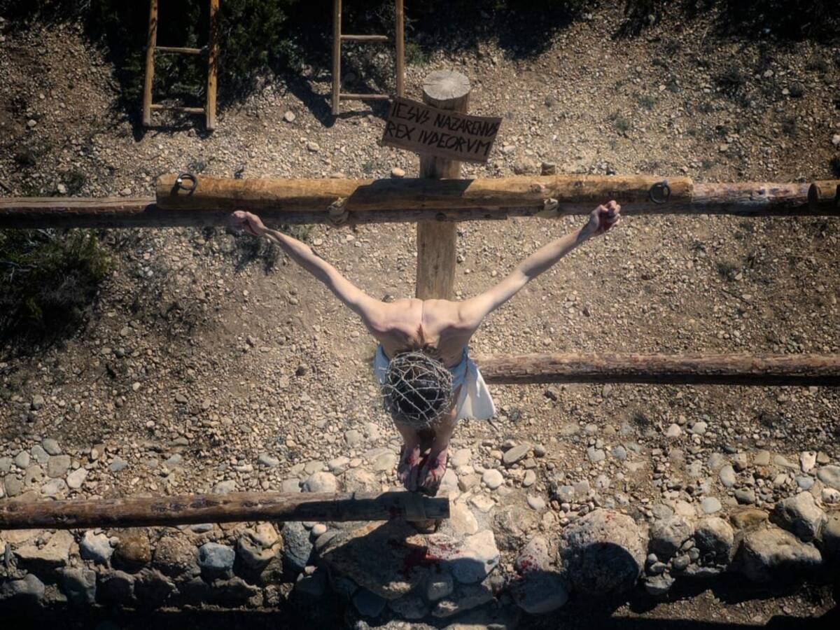 Silencio y emoción: Alcorisa representa su emblemático Drama de la Cruz