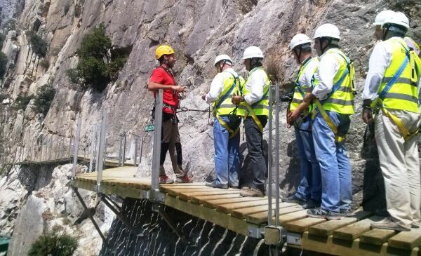 Las autoridades recorren la parte ya rehabilitada de la obra