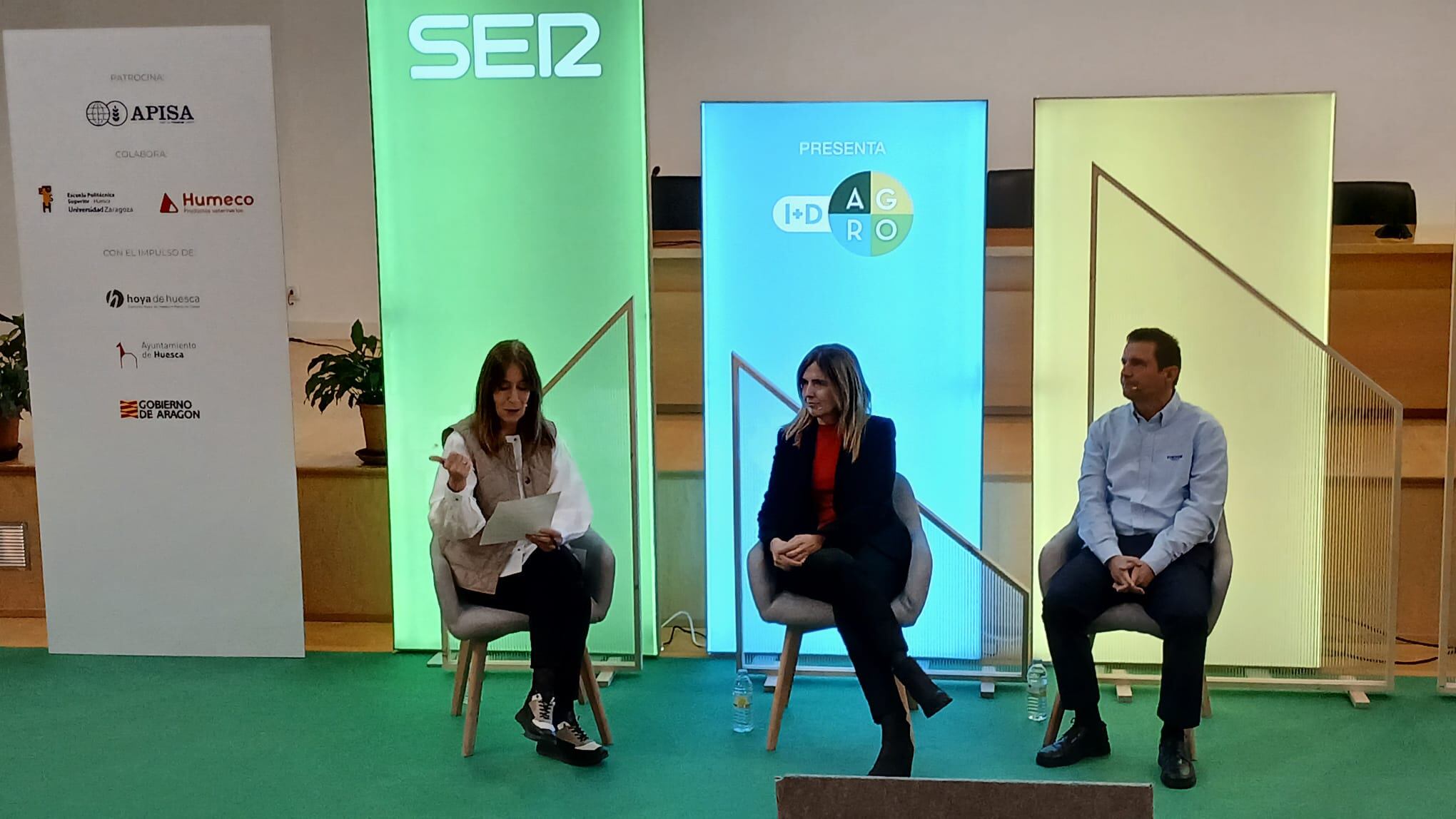 Arancha Echegaray, directora técnica del departamento I+D+I de Humeco; Carlos Ayerbe, director comercial de Apisa; y la moderación de Nuria Garcés.