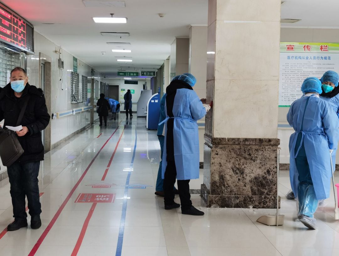 Hospital de Wuhan con trabajadores completamente protegidos ante el virus.