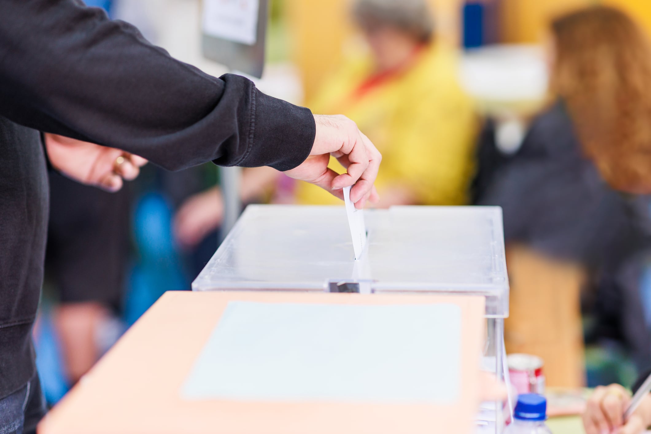 Un ciudadano ejerce su derecho al voto insertando su papeleta en la urna durante unas elecciones