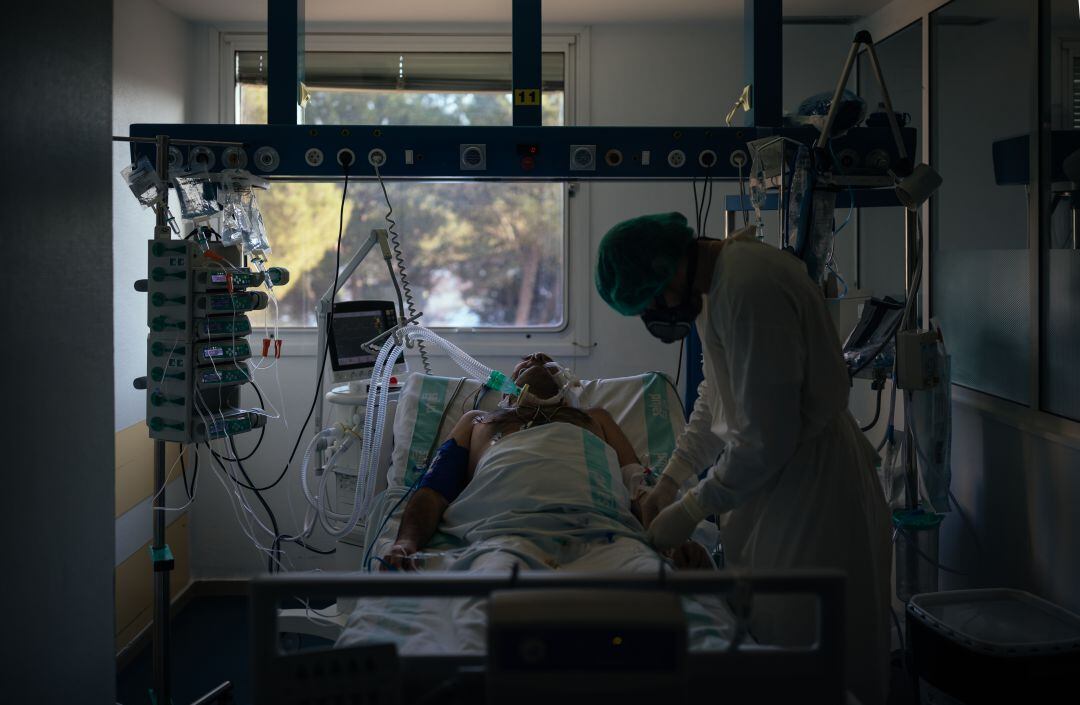 Un paciente de COVID-19 ingresado en la UCI. 