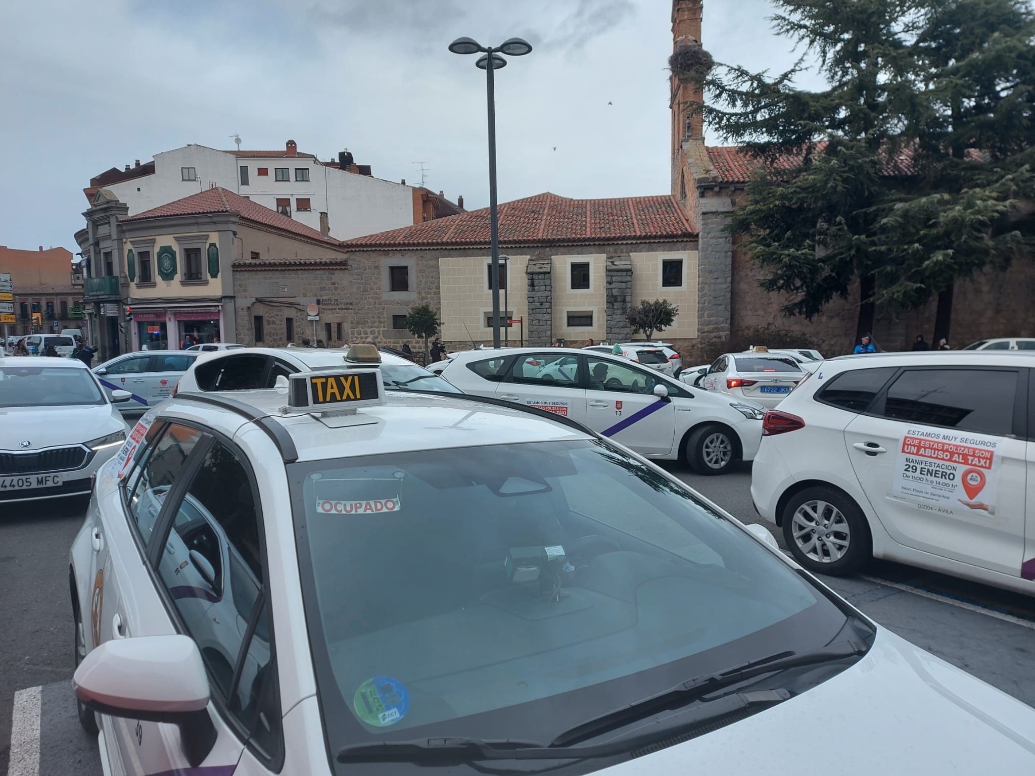 Los taxistas abulenses comenzaron su protesta en la Plaza de Santa Ana