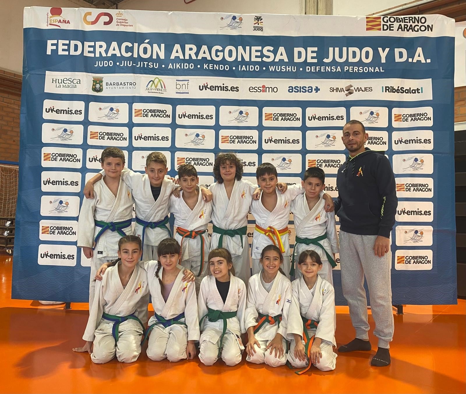 Judocas alevines con su entrenador, Juan Mediavilla. Foto: CJ Binéfar