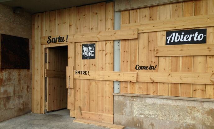 Señalización en todos los idiomas que "invitan a entrar" al restaurante Branka