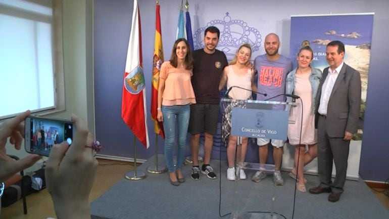 Los Youtubers posaron con el alcalde de Vigo y la Concejala de Turismo tras la presentación de la iniciativa