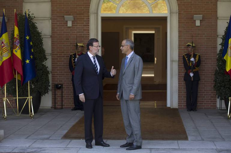 Rajoy i Martí se saluden a l&#039;entrada del palau de la Moncloa, avui