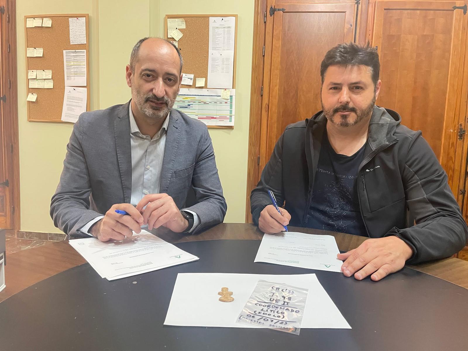 Momento de la firma de la cesión entre el director del Museo Provincial, Carlos Javier Fernández (Izqda.), y el director de PaleoMágina, Marco Antonio Bernal (Dcha.)