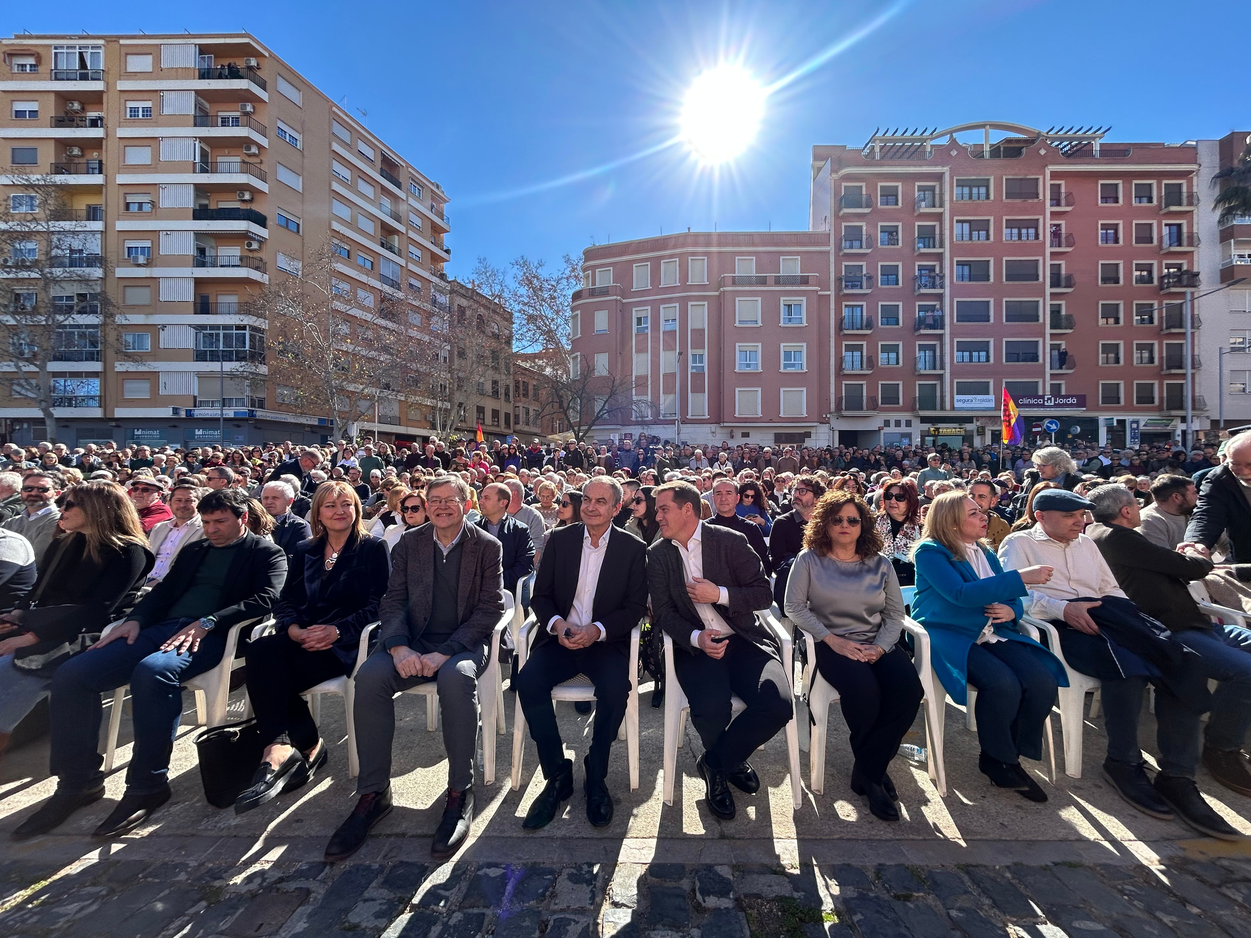 Asistentes al acto homenaje del bombardeo de la ciudad de Xàtiva. Fuente: Radio Xàtiva Cadena SER