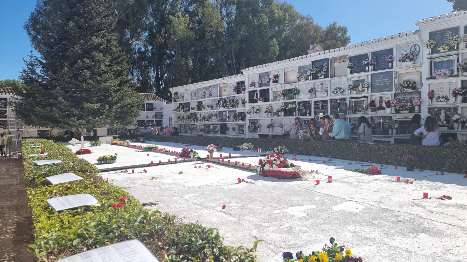 El acto finalizó con una ofrenda floral y un encendido de velas en la fosa común del patio 4 del cementerio de San Lorenzo