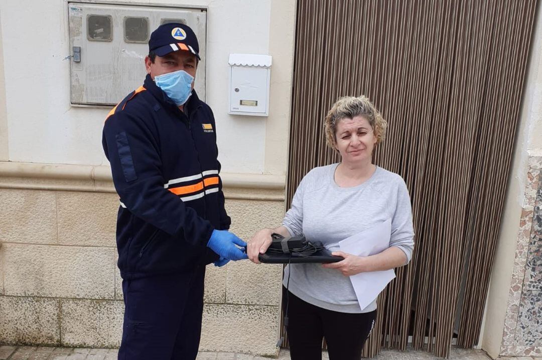La entrega de los ordenadores la está realizando Protección Civil y Policía Local
